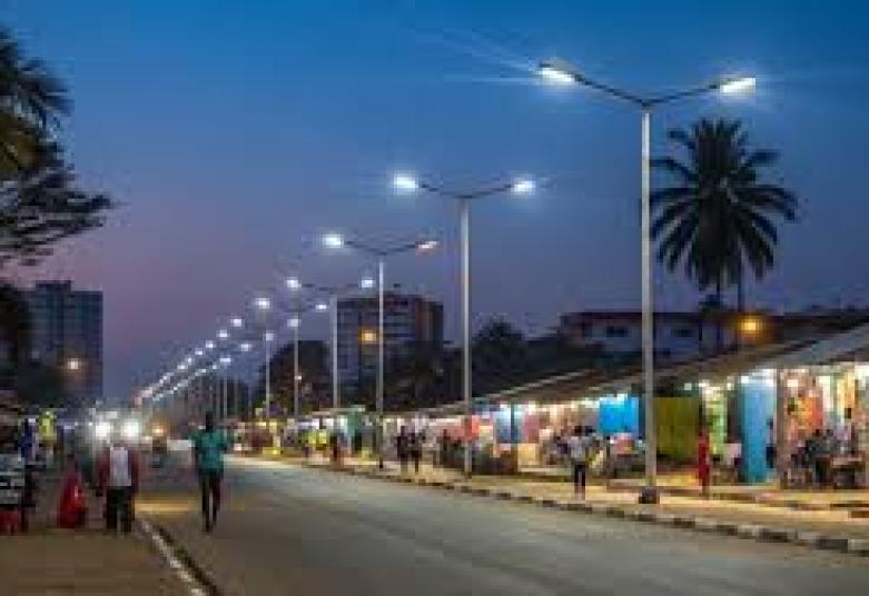 💡 Lampadaires solaires : l’avenir de l’éclairage public en Afrique